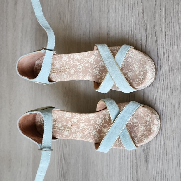 TOMS ESPADRILLES  Size 8 1/2 - Picture 5 of 5